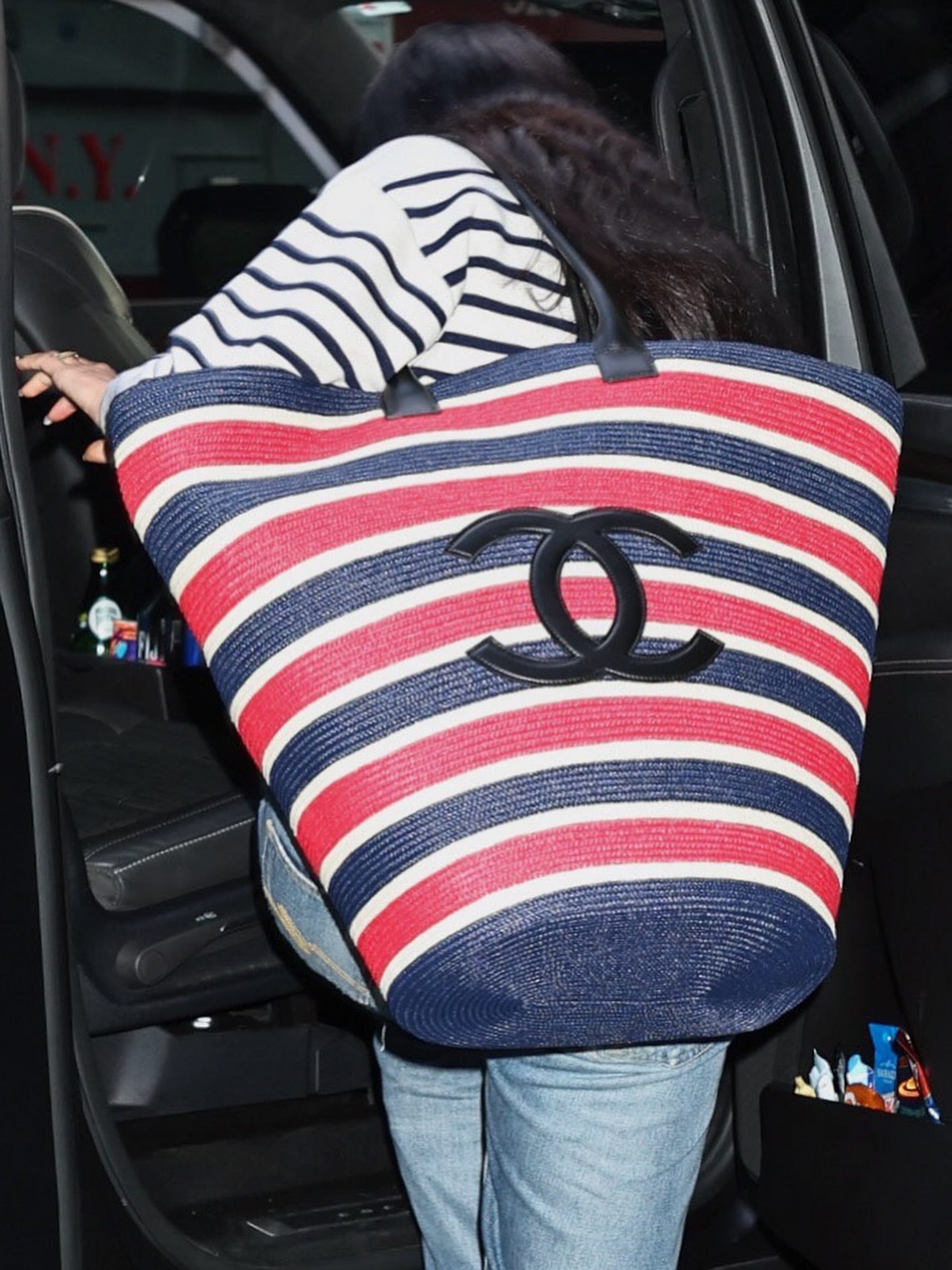 啪姐DuaLipa拎着香奈儿超大手袋现身纽约！DuaLipa