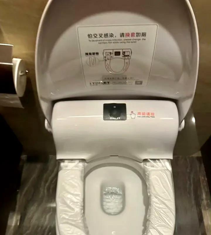 请把女厕的马桶取消吧！每次进女厕看到公用马桶，都忍不住皱起眉头。张凯毅的呼吁，