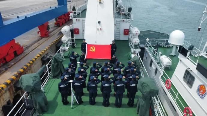 清明，武警官兵这样缅怀英烈天地英雄气，千秋尚凛然松柏常青翠，深情祭忠魂