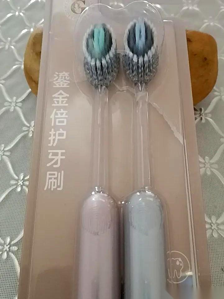 今天才发现一个扎心的事儿。想让咱妈高兴，比签个几百万的合同都难，也比签个几百万