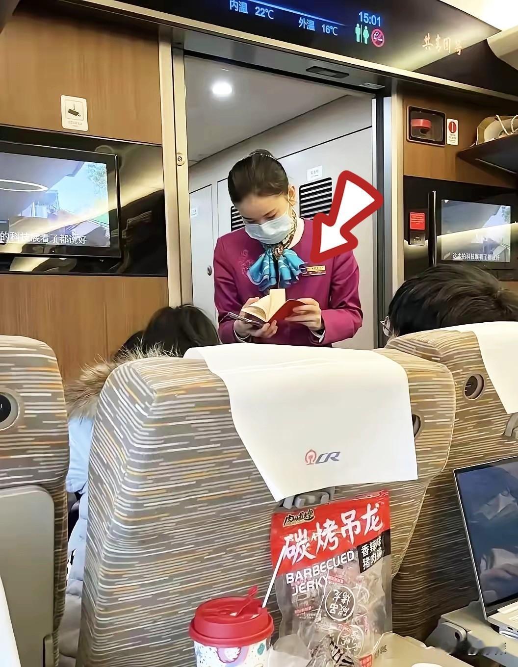 我女儿考上高铁乘务员了，上4天休3天，一个月扣完五险一金大概5000出头。之