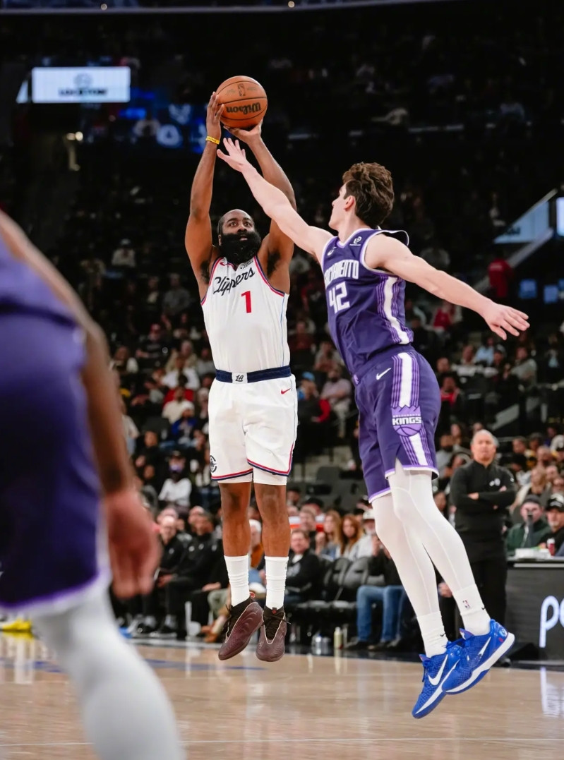 哈登虽然今天三分铁了点，投篮14中6，三分只有6中1，但今天其实也没有怎么出手，