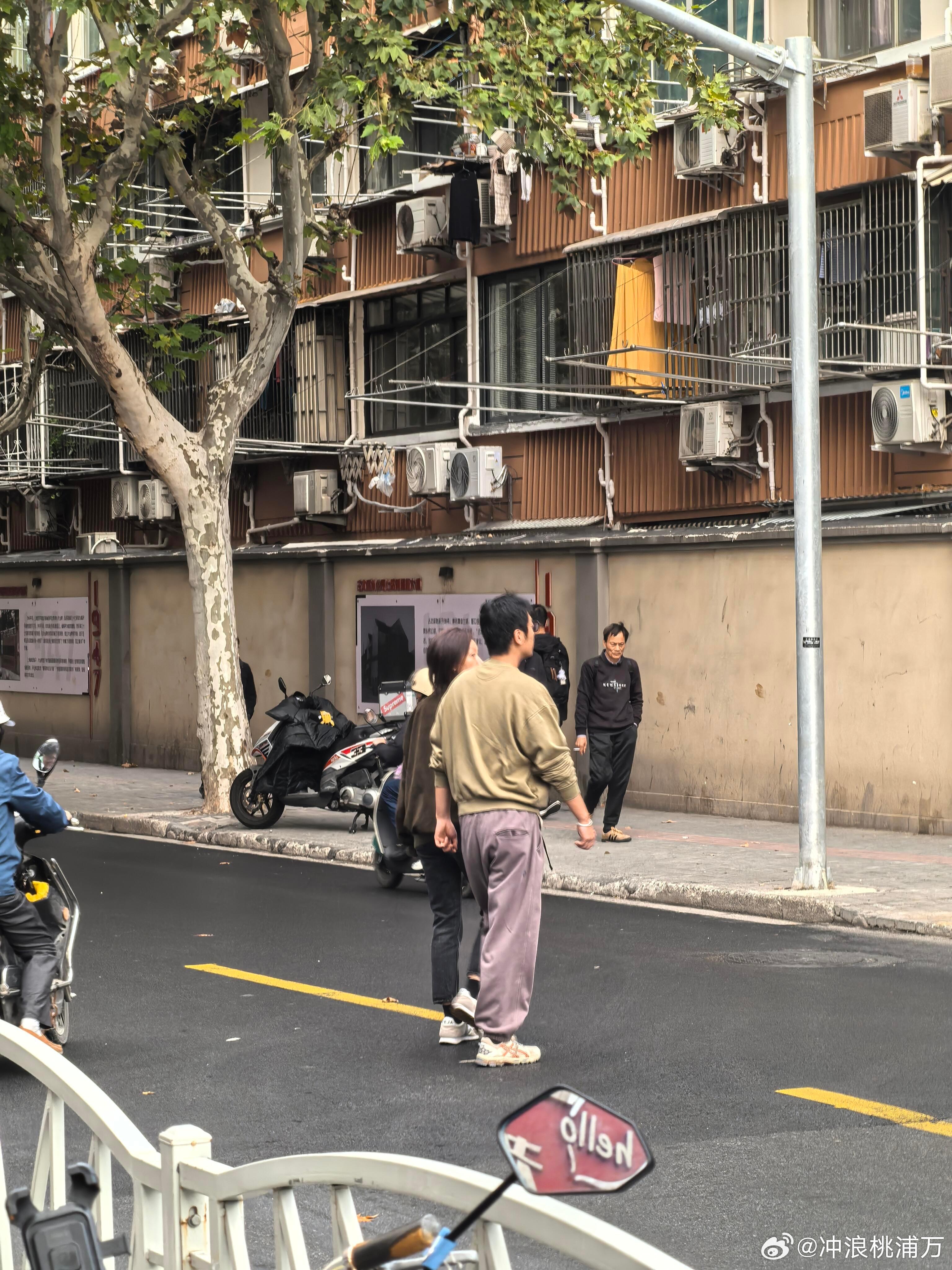 网友偶遇朱亚文和老婆上海偶遇朱亚文和妻子沈佳妮步行送孩子上学！网友还称在这个路口