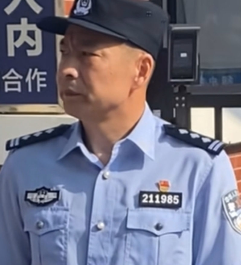 这位叔叔被叫做：“高考吉祥物”，因为他的警号简直太棒了，“211985”都占全了