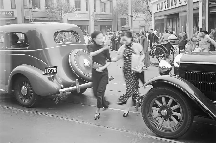 旧上海，那真是富人纸醉金迷、穷人饥寒交迫的地方。1947年，美国记者卡尔斯镜头下