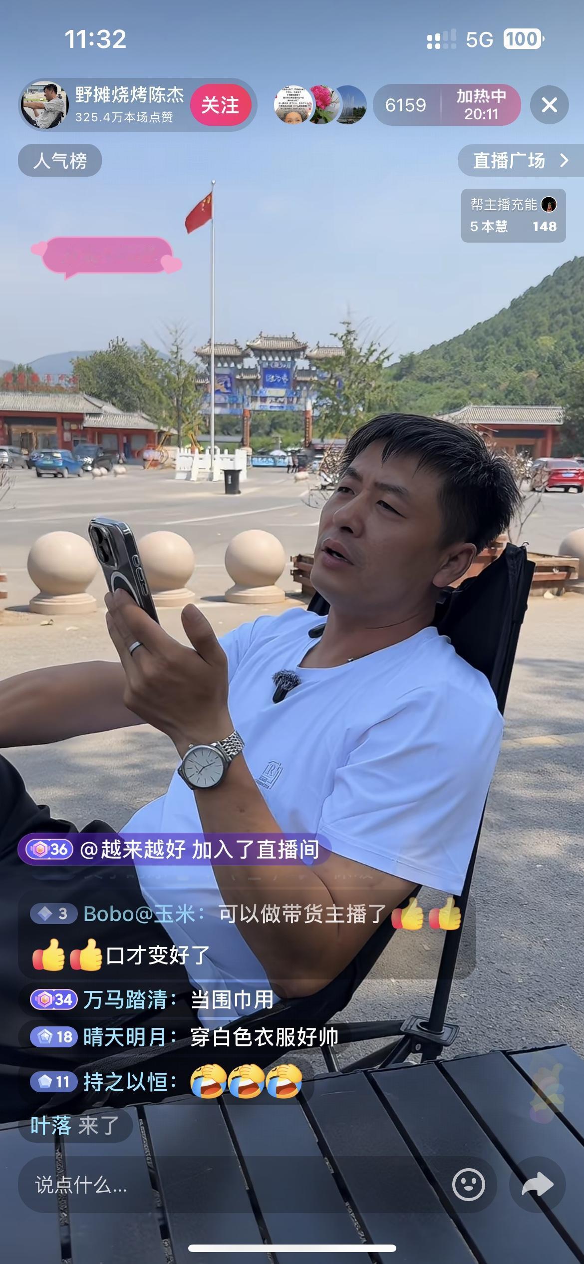 民间版张雪峰和鸡排哥形成鲜明对比，一个是悠然自得的和网友聊天，一个是费心费力的给