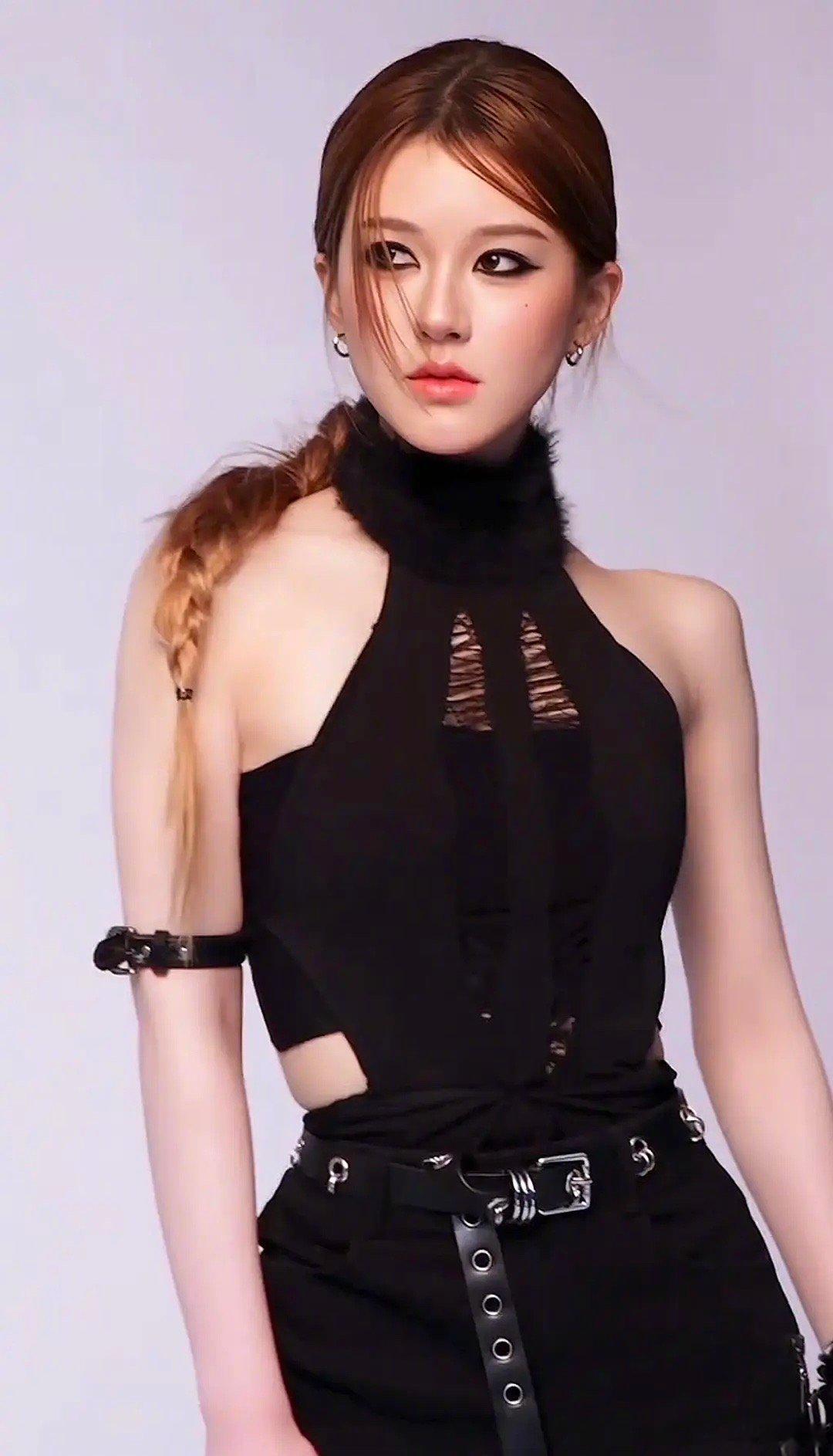 全包眼线的赵露思妆造如何～