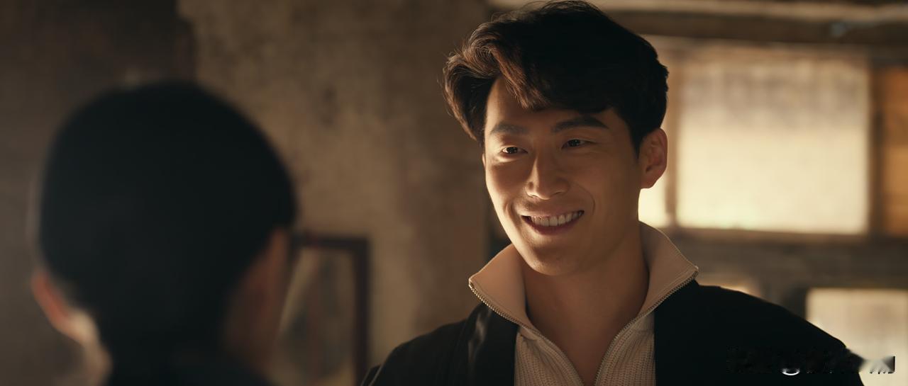 都以为窦骁是靠着张艺谋演的《主角》里男主。那就错了。导演说，是一次去另一个剧组