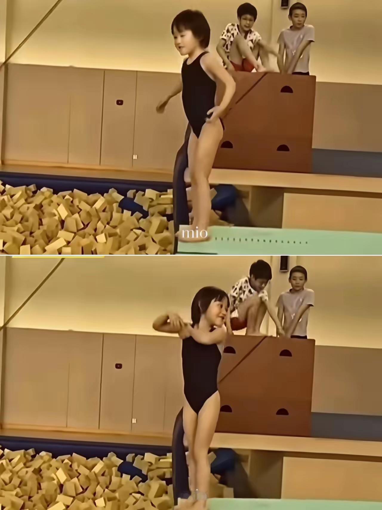 张家齐，原来这么小就踏上训练之路。大家一开始都认错人，以为旁边个子高的是她，没想到那个小小的身影，才