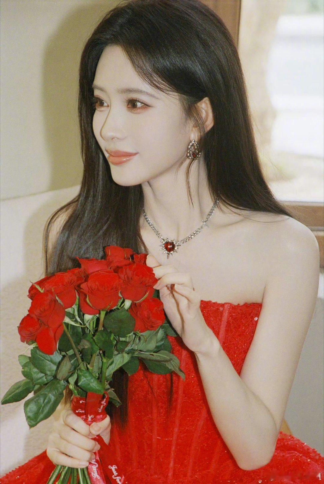 孟子义捧花头像孟子义捧花照片好漂亮啊，红玫瑰明艳，海边小花治愈，生图质感柔和，很