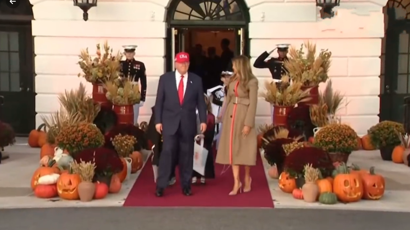 美总统回国首现身,戴红色棒球帽和妻子梅莱尼亚一起过节!10月30日美总统从韩国釜