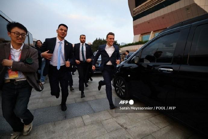 感觉马克龙在中国比在法国还要开心，放飞自我，同时，也感觉中国网友比法国网友更喜欢