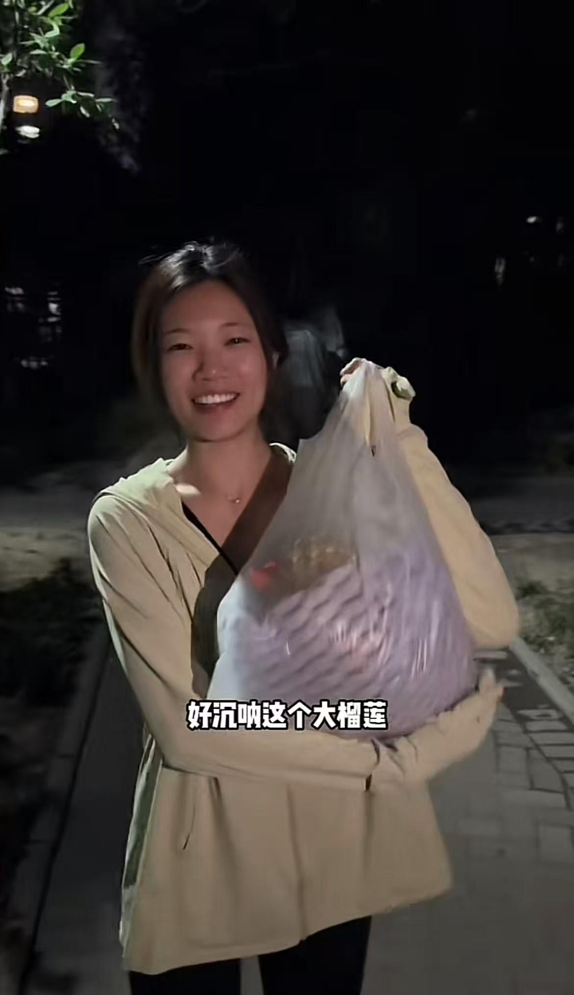 解清帅又更新视频了，给妈妈买了一个榴莲拍了一整集，全家都嚷嚷着这个榴莲多贵多贵，