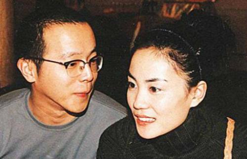 感觉窦唯就是个“送货”的，窦靖童他基本上没带过，偏偏完全长的像他，王菲对这