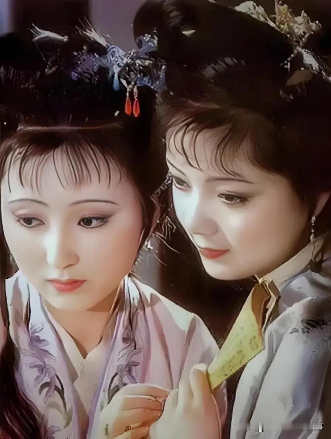 刷到网友提问《红楼梦》里宝钗有小选资格，黛玉也是官宦世家，怎么全书没提她选秀？