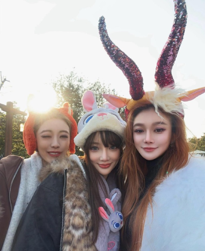冉莹颖说和闺蜜一起去迪士尼乐园玩，其中一位不是李小璐么，她啥时候和冉莹颖成为好姐
