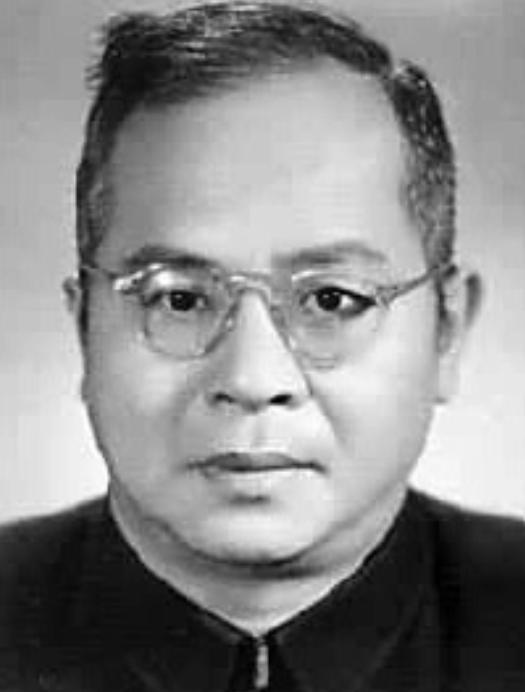 1969年，曾经的清华教授吴晗被绑在树上，批斗者一根一根拔光他的头发，接着，他们