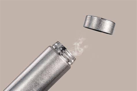 保温杯保的“温”不是“”温暖“，而是”温度”，你把冰棍放进去，实际上也能保温。