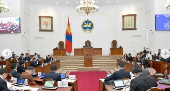蒙古国乱成一团，反华到底图啥？蒙古国首都乌兰巴托的街头又闹起来了，这回依旧是熟悉
