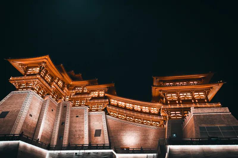 要说洛阳和西安谁更能代表丝路文化，还真不好一锤定音。西安在宣传上把唐朝打造成招