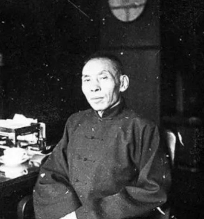杜月笙在重庆遭人绑架，绑匪开口要40万，杜月笙却说：“给你90万，剩下的兄弟们喝