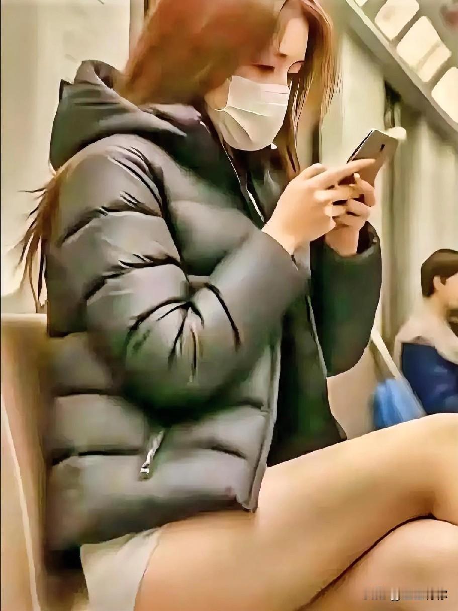 家人们谁懂啊！街头看到一姑娘上半身裹着厚羽绒服过冬，下半身露着腿穿短裤过夏！