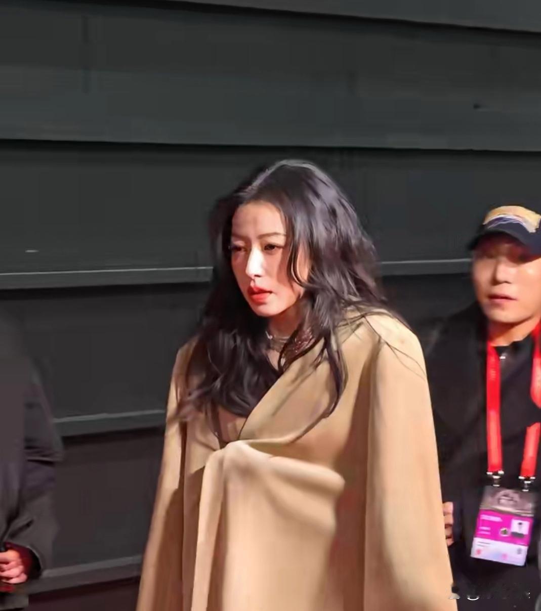 真不知道，这么冷周雨彤为什么非要穿的这么单薄！