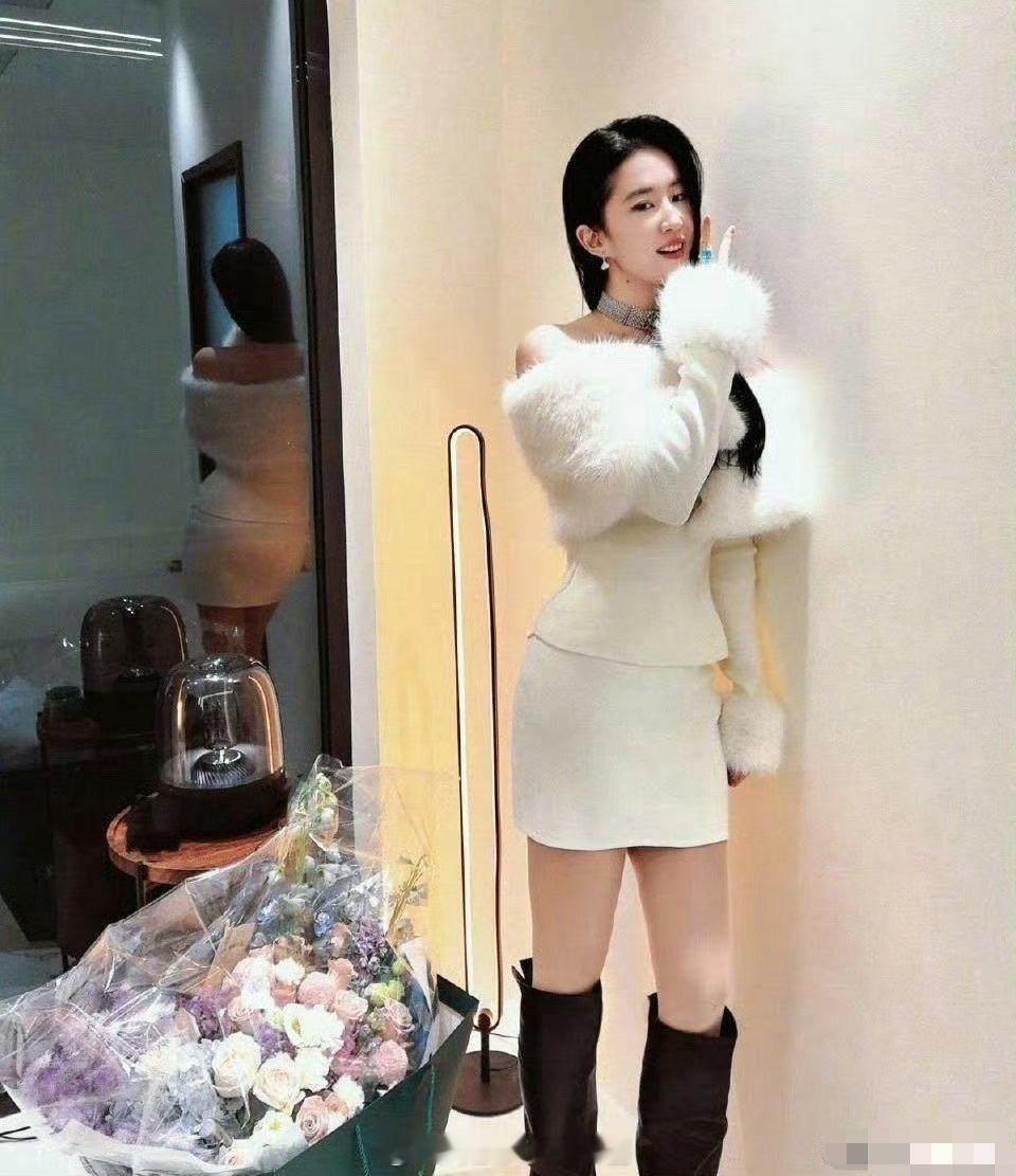 刘亦菲下次要注意背面的镜子给你反光了​​​