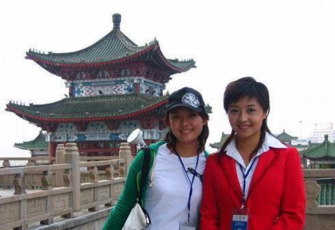 四川知名女主播佟瑶杭州深夜出差，中途临时下车解决生理需求，钻进路边草丛十分钟不见