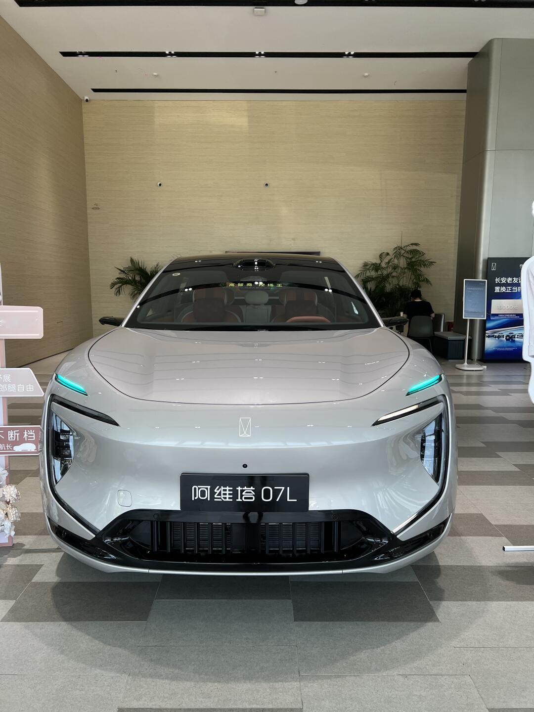 阿维塔07L试驾：车机动力初体验展厅里这台阿维塔07L围观的人不少，很多人冲着大五座空间来。不过真开