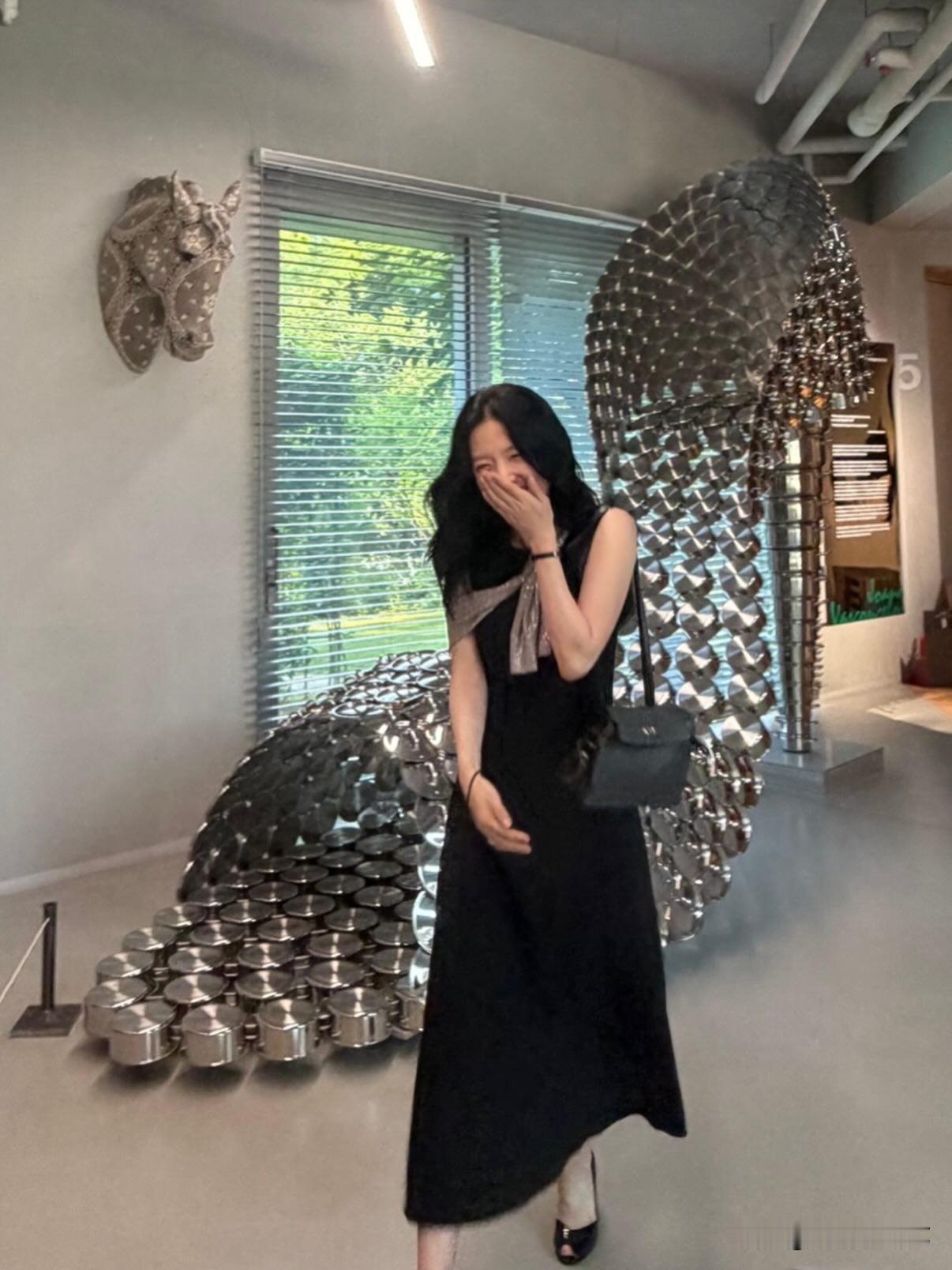 3日，演员李英爱在Instagram上传了多张照片，并写道“衷心祝贺具家美术馆。