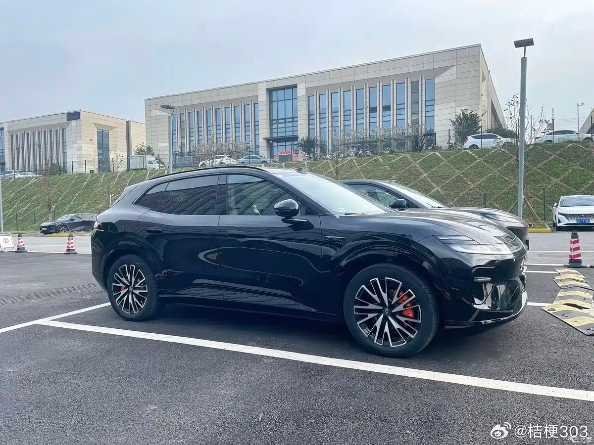长安启源Q06采用跨界造型，融合SUV与轿跑风格，外观辨识度突出。核心亮点搭载分布式电驱系统，在动力