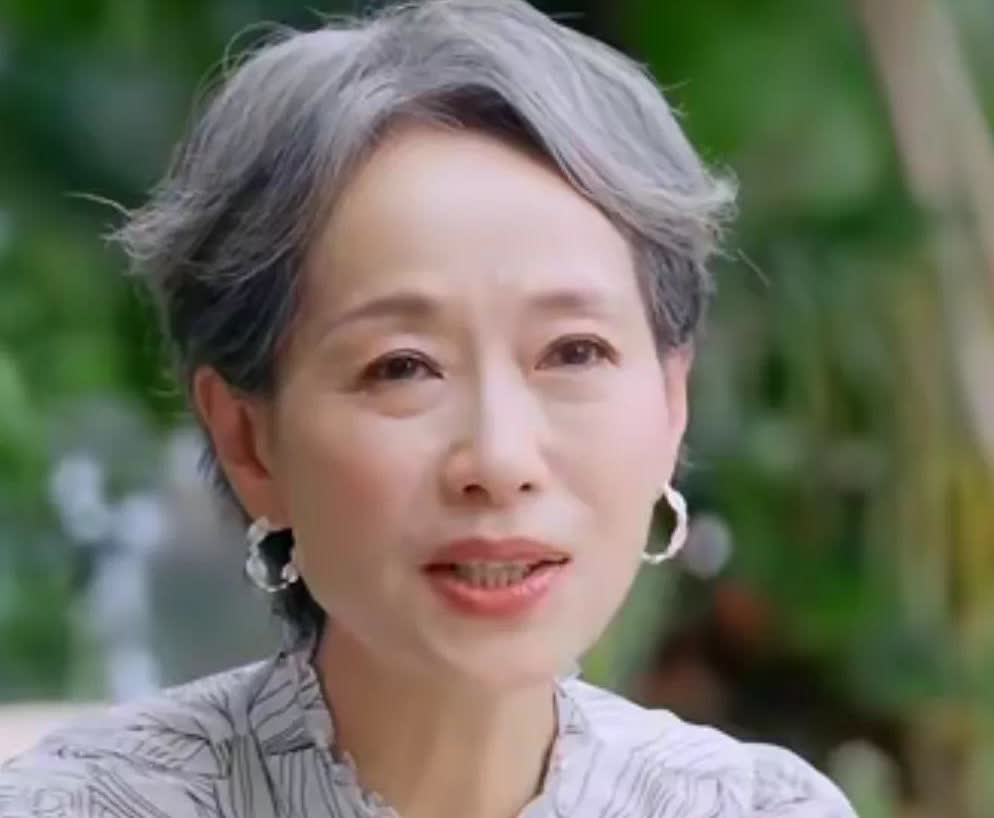 大彻大悟了终于明白叶童不愿意离婚的原因了很多人说老公都出轨了还不