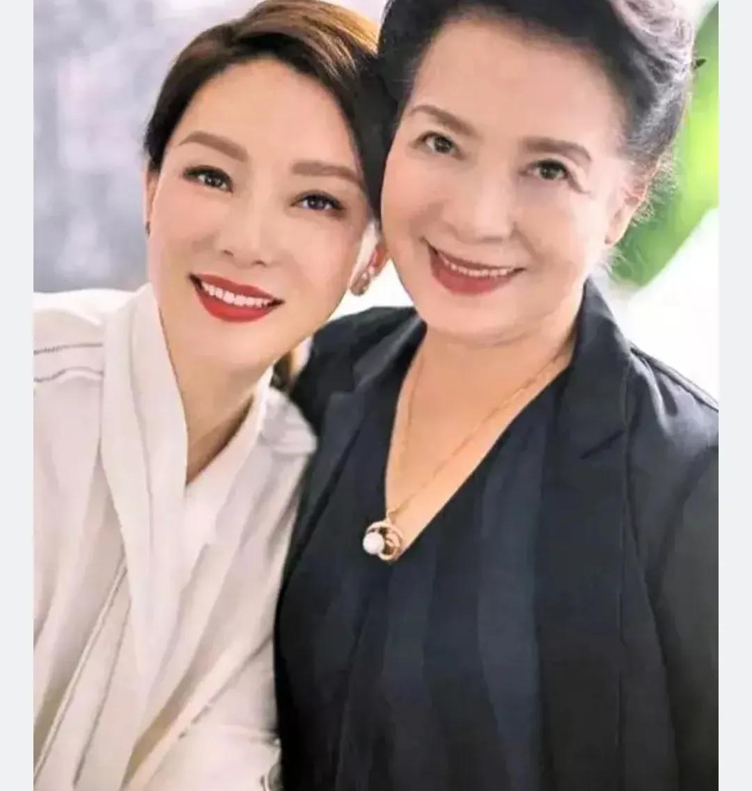 陈数和妈妈的合影，妈妈好漂亮，高贵优雅。气质非凡。哪像80岁的人啊。