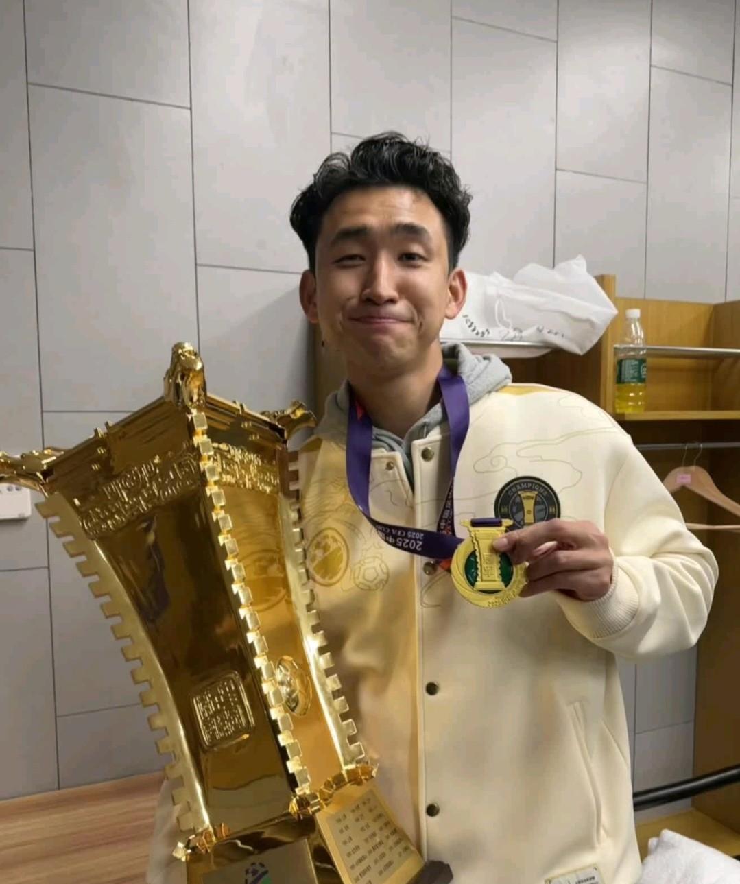 北京国安张源确定离队，即将加盟上海海港。张源在足协杯决赛前自宣离队，经过俱乐部