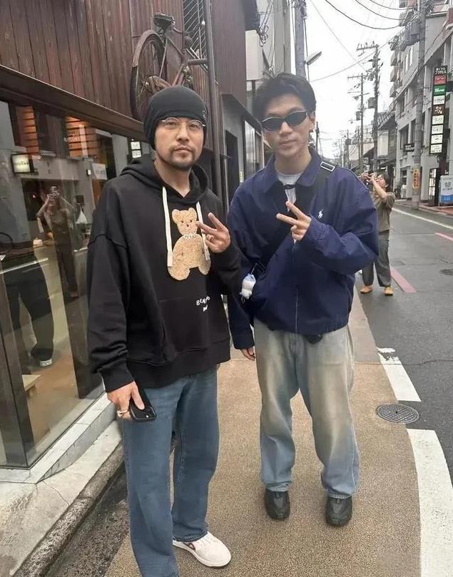 周杰伦在日本京都被偶遇卡通卫衣配上大叔胡须你们觉得杰伦的花期短吗？不过有才