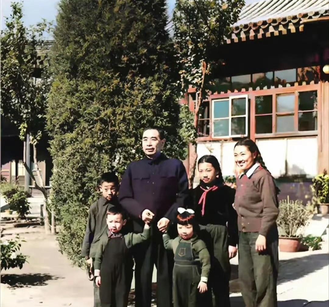 1956年10月，中南海西花厅，周总理与周秉华、周秉和等五位亲属喜笑颜开、其乐融