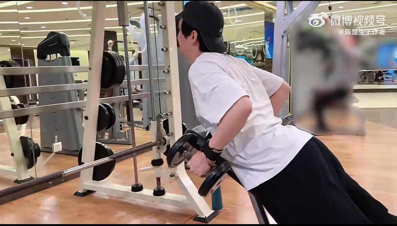 陈楚生备战演唱会积极健身中。知道咱生哥在干嘛吗？今天终于蹲到工作室发的视频，