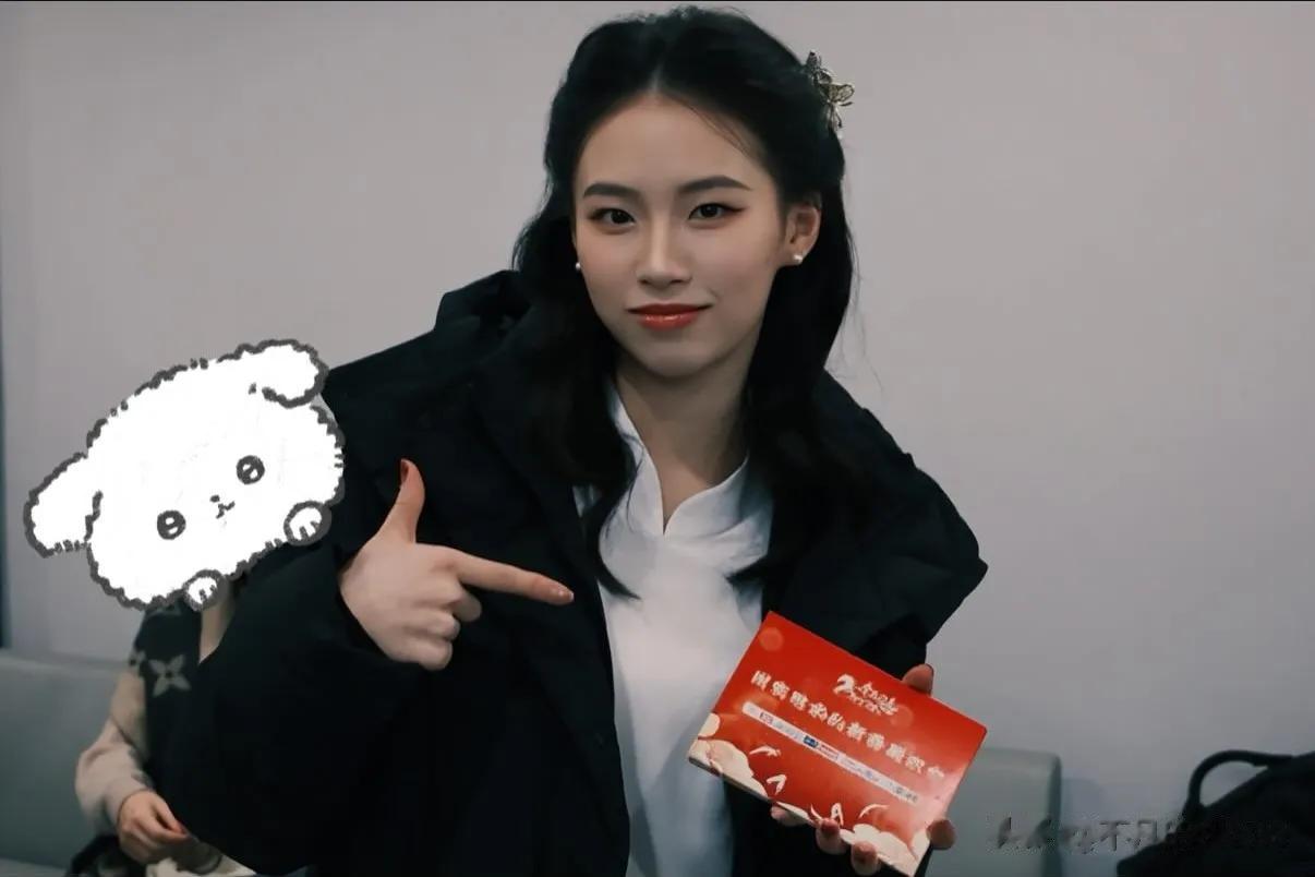 谁在说陈芋汐不美，我真的要跟他急眼。一则跳水运动员陈芋汐当主持人的画面曝光，我