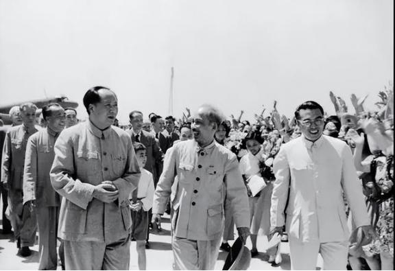 1969年，越南主席胡志明与世长辞，消息传到中央，周总理亲自指示驻越大使千万不要