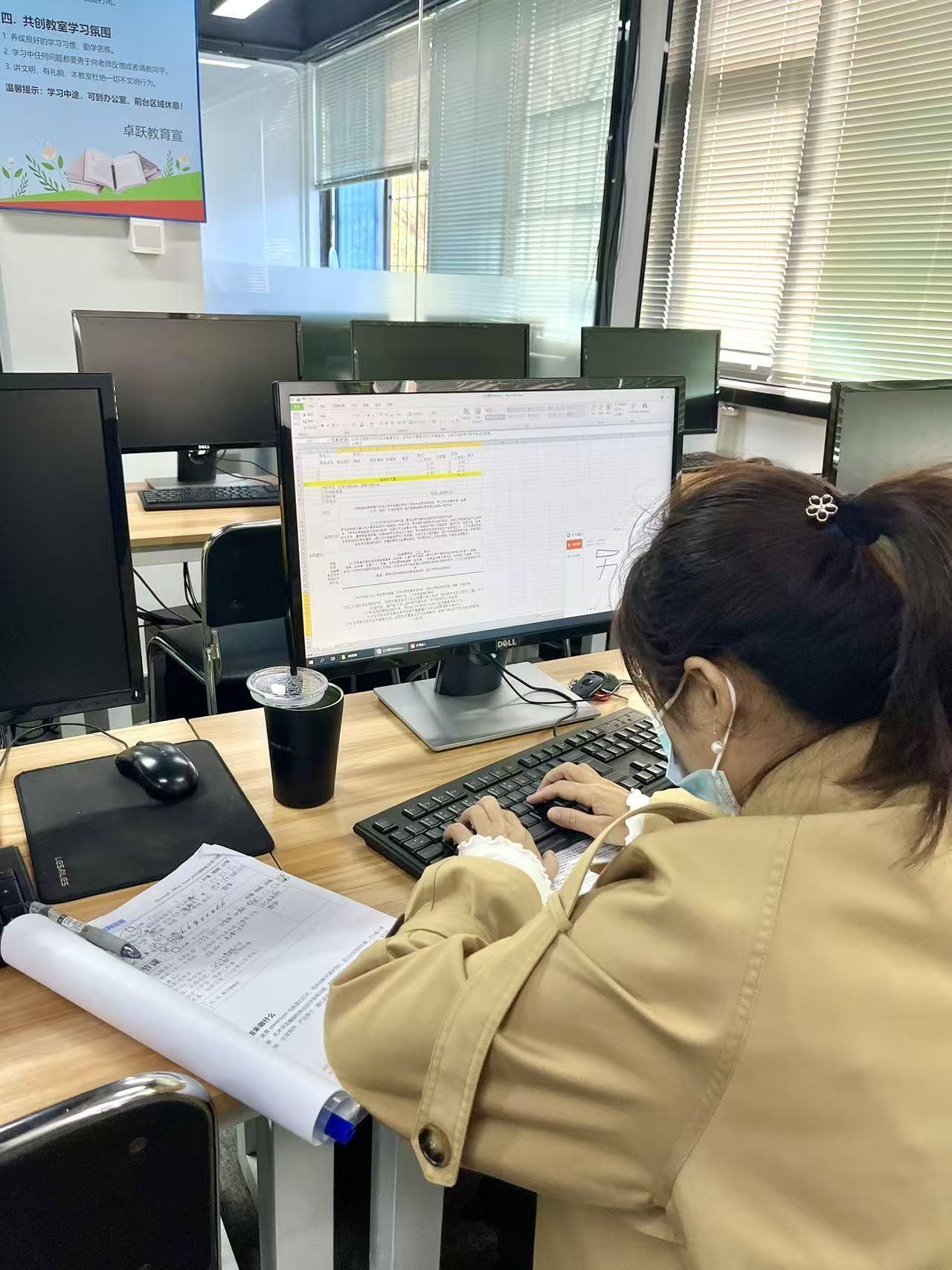 奉劝现在的女孩子,尽量不要干文员的工作,因为文员的工作就是温水煮青蛙,当你进入