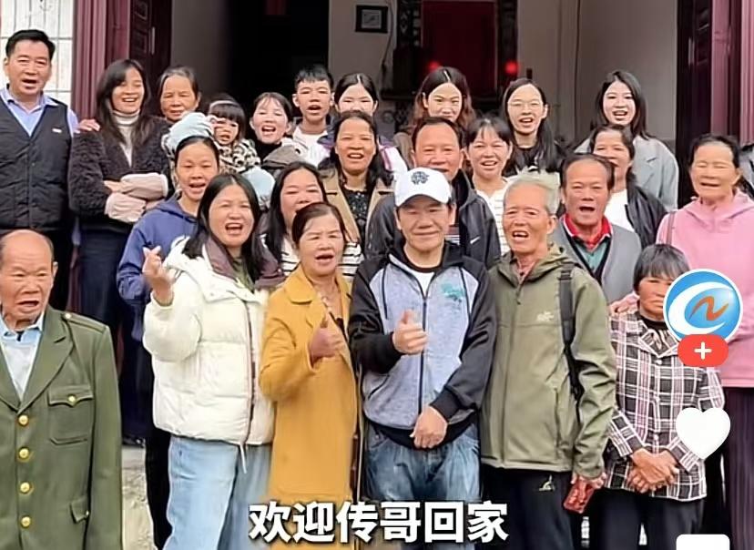 赵传回广西崇左老家探亲，他的家族基因实在是太强大了！一大早村口就聚满了人，6