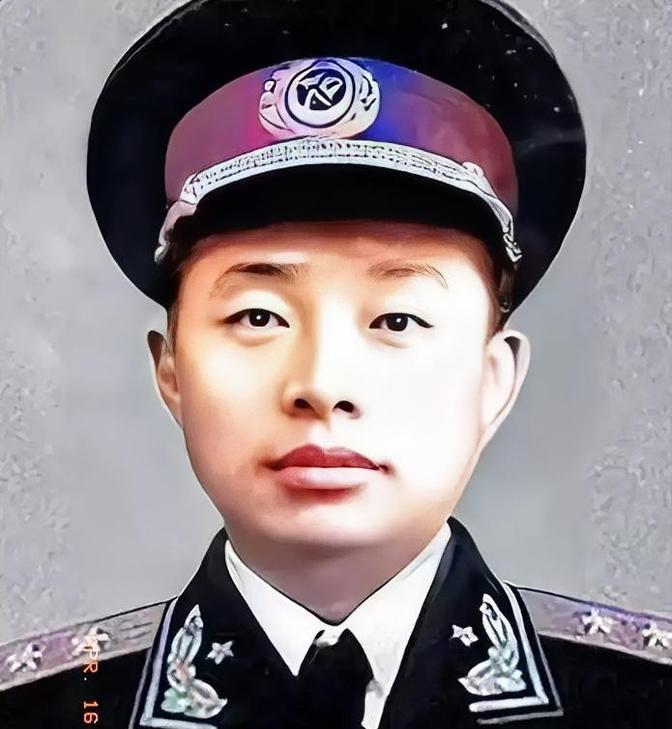 1955年，授衔台上，一张年轻稚嫩的面庞，却肩扛中将军衔，着实令人惊叹，不禁让人