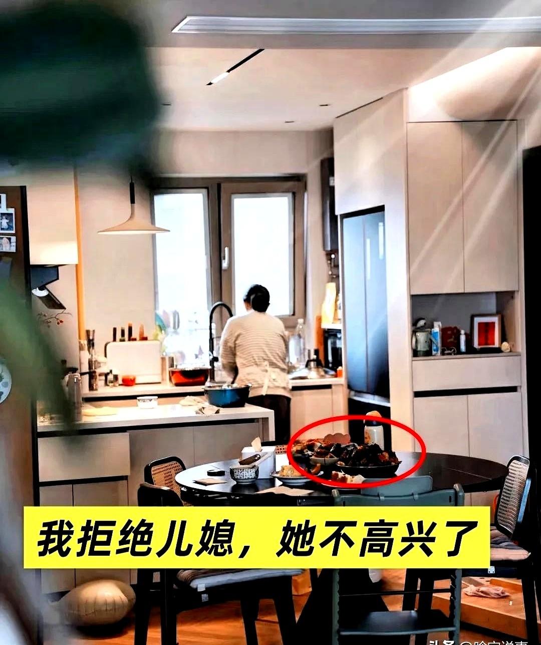 儿媳妇要每月给我2000块。就一个要求，给她妈做饭。我和老伴想都没想，直