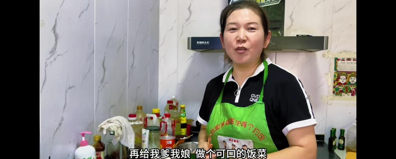 霞姐给她爹娘吃顿高级饭，天天在家都是喝米汤，老得做主做惯了，媳妇子只能听着吆喝，