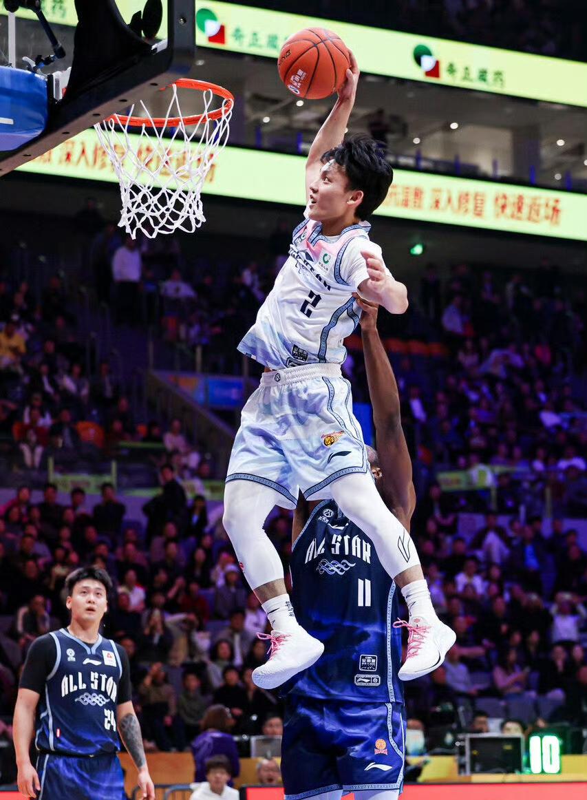 徐杰太牛了！在CBA全明星周末正赛上，砍下35分4篮板6助攻，帮助南区明星队