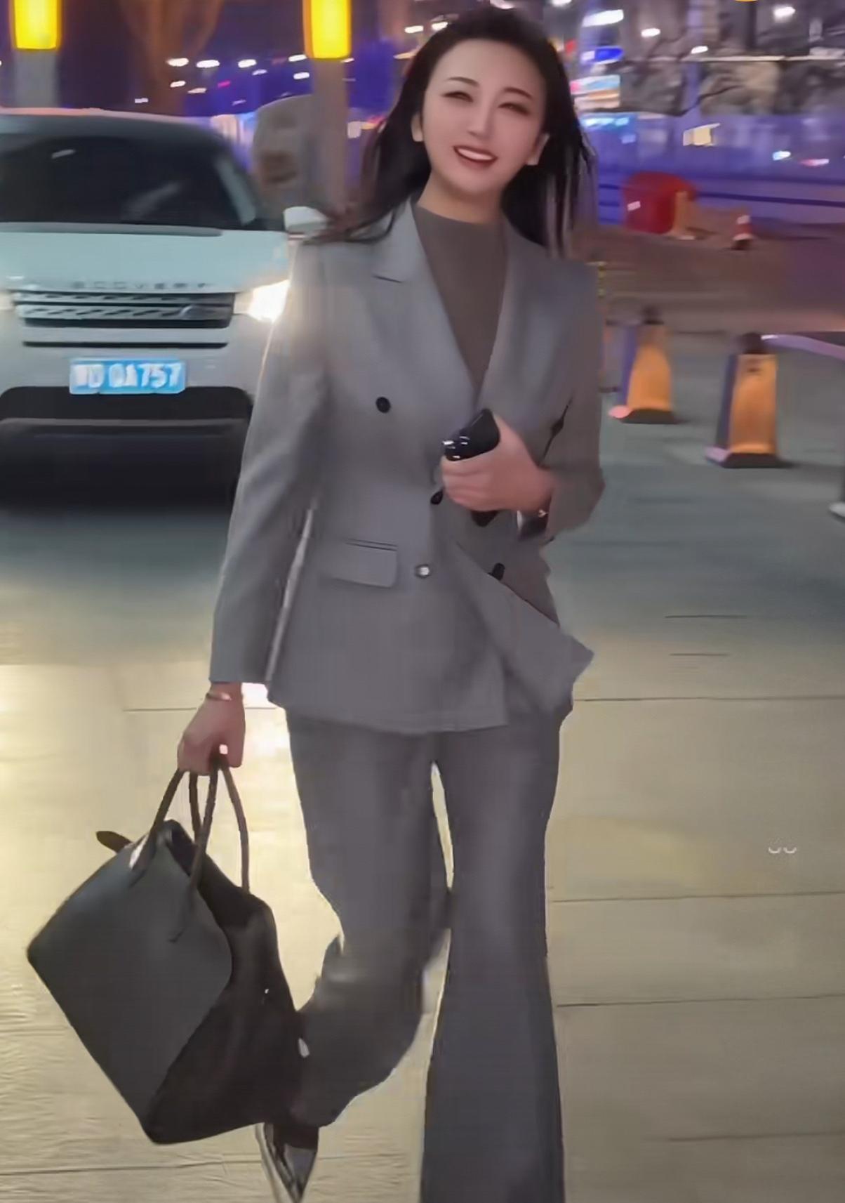 让女人穿西装到处工作，是男人太没用，还是女人很享受？