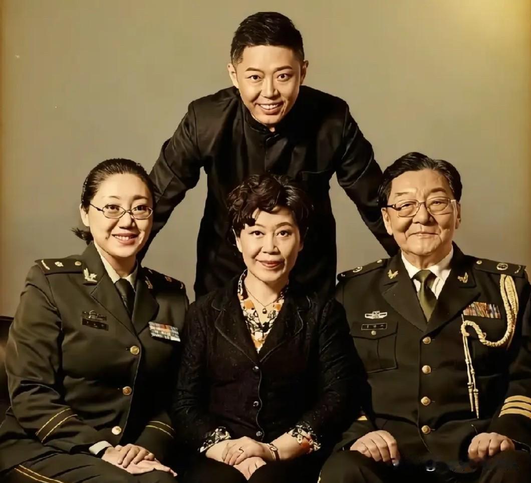 这张珍贵的全家福，定格了著名导演翟俊杰与妻子张春如、儿子翟小兴、女儿翟小乐温馨幸