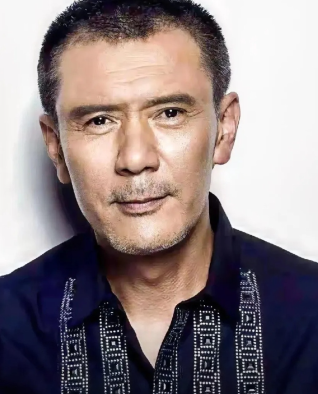大家还记得这位男演员吗他今年68岁，土生土长的上海人，他1.75米个头，形象“
