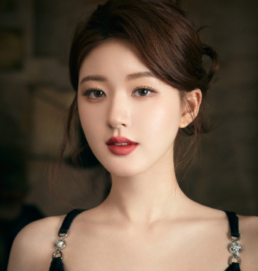 赵露思写真大片黑色吊带长裙​​​